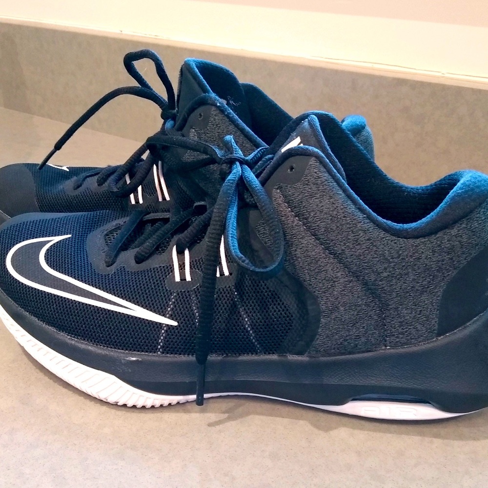 Women’s black Nike Sneakers - size 7 - barely worn